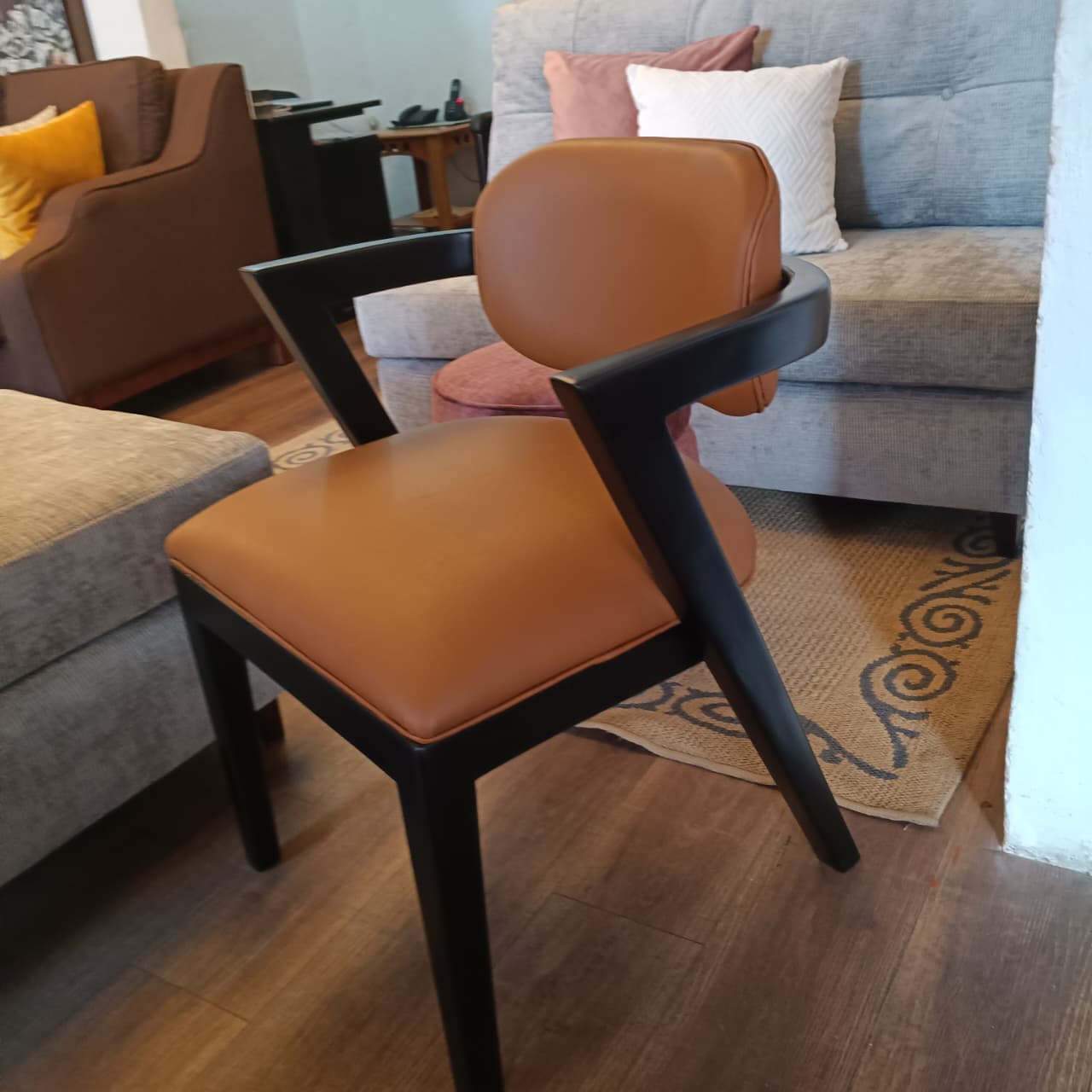 Silla de comedor Ámbar con brazos y tapizado caramelo