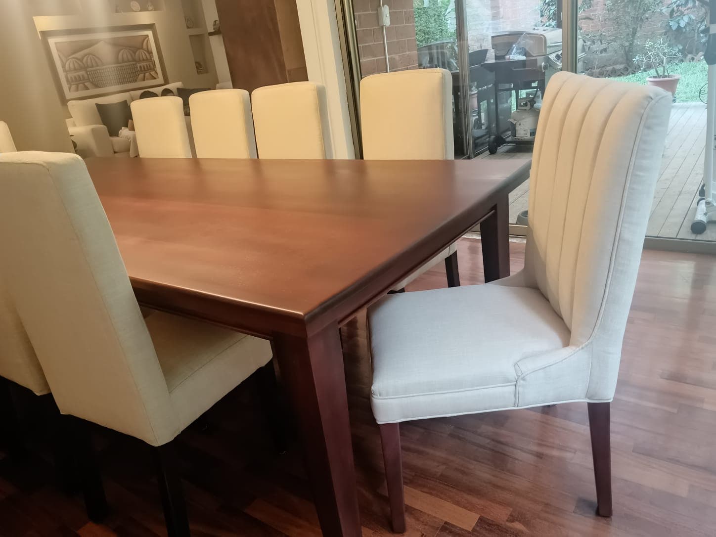 Juego de comedor Aurora con sillas tapizadas en marfil